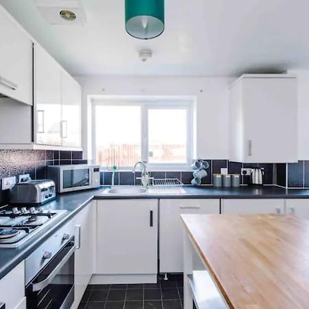 Spacious 5 Bedroom Home Hosted By Mcr Dens Manchester Bagian luar foto