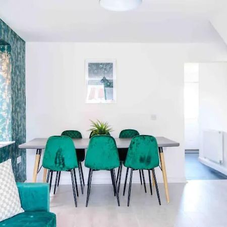 Spacious 5 Bedroom Home Hosted By Mcr Dens Manchester Bagian luar foto