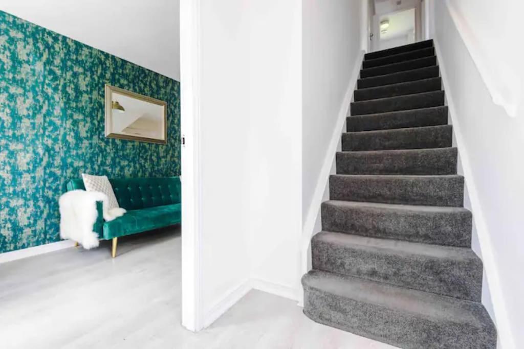 Spacious 5 Bedroom Home Hosted By Mcr Dens Manchester Bagian luar foto