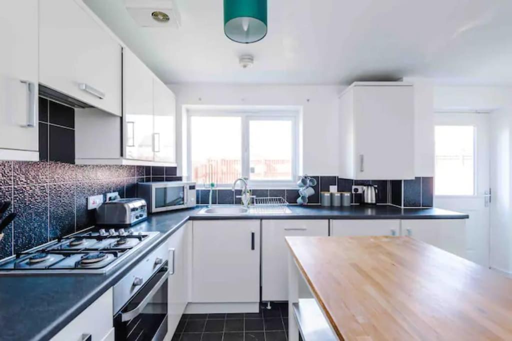 Spacious 5 Bedroom Home Hosted By Mcr Dens Manchester Bagian luar foto