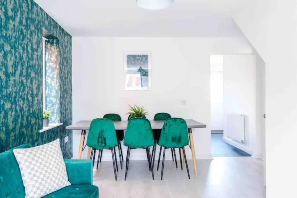 Spacious 5 Bedroom Home Hosted By Mcr Dens Manchester Bagian luar foto